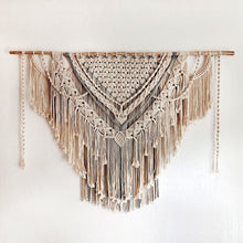 Cargar imagen en el visor de la galería, Colgante Macramé
